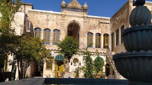 A historic building with arched windows, a central archway, and a decorative roof. - Hanehan Butik Otel (Sanliurfa)