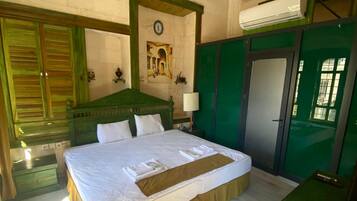 Kamar Standar | Isi minibar gratis, ruang kerja ramah laptop, dan tirai kedap cahaya