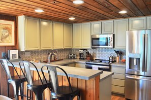 Jääkaappi, mikroaaltouuni, uuni, astianpesukone