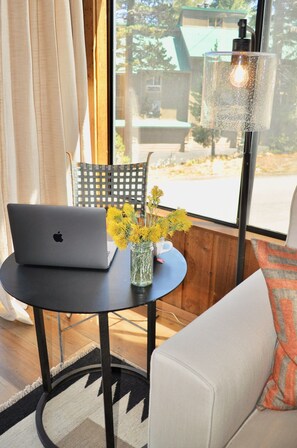 Fernseher, Kamin, Bücher