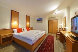 Habitación doble estándar | Edredón, minibar y ropa de cama 