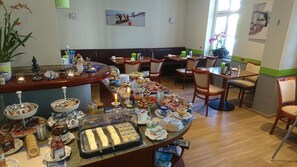 Desayuno buffet todos los días (con cargo) 