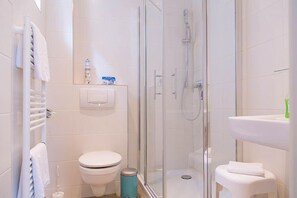 Comfort Double Room | Bathroom | Shower, free toiletries, hair dryer, towels - Haus Alexander (Heringsdorf)