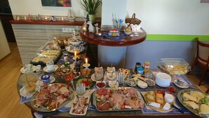 Una mesa de buffet con diversos alimentos y un centro de mesa decorativo.