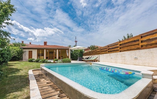 Pool, grill, WiFi, billiards, bicycles, badminton, dishwasher, washing machine