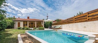 Pool, grill, WiFi, billiards, bicycles, badminton, dishwasher, washing machine