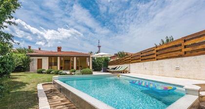 Pool, grill, WiFi, billiards, bicycles, badminton, dishwasher, washing machine