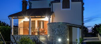 Pool, grill, WiFi, billiards, bicycles, badminton, dishwasher, washing machine