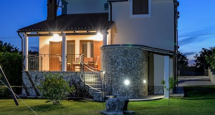 Pool, grill, WiFi, billiards, bicycles, badminton, dishwasher, washing machine