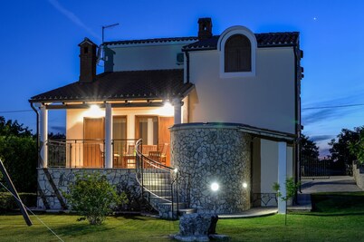 Pool, grill, WiFi, billiards, bicycles, badminton, dishwasher, washing machine