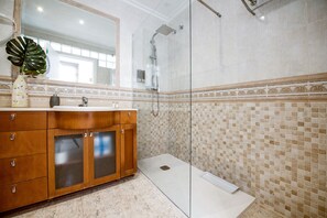 Douche, douche à « effet pluie », articles de toilette gratuits