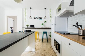 Kühlschrank, Mikrowelle, Hochstuhl, Gefrierschrank