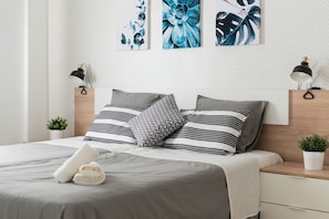 Kahden hengen premium-huone (kaksi sänkyä), jaettu kylpyhuone (Inari) | Ylelliset vuodevaatteet, untuvapeitot, työpöytä, pimennysverhot