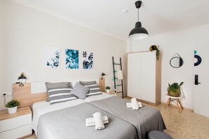 Kahden hengen premium-huone (kaksi sänkyä), jaettu kylpyhuone (Inari) | Ylelliset vuodevaatteet, untuvapeitot, työpöytä, pimennysverhot