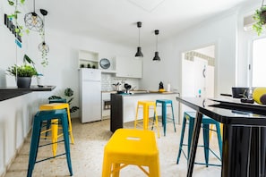 Jääkaappi, mikroaaltouuni, syöttötuoli, pakastin