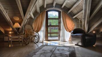 Luxury Studio | 1 bedroom, iron/ironing board, free WiFi, bed sheets