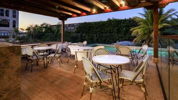 Hồ bơi ngoài trời