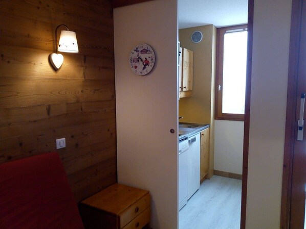 Interior - Renovated apartment in Méribel, 1 bedroom, 3 beds, balcony, ski-in/ski-out, ski locker, WIFI (Les Allues)