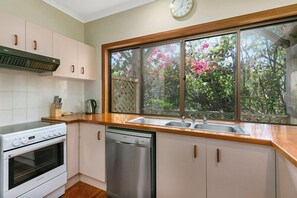 Fridge, microwave, oven, dishwasher - The Beach House in Sunshine Beach (Sunshine Beach)