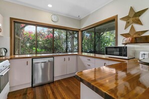 Fridge, microwave, oven, dishwasher - The Beach House in Sunshine Beach (Sunshine Beach)