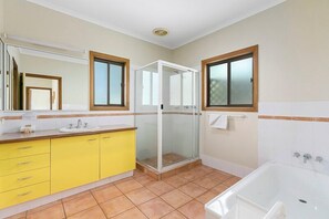 Shower, hair dryer, towels - The Beach House in Sunshine Beach (Sunshine Beach)