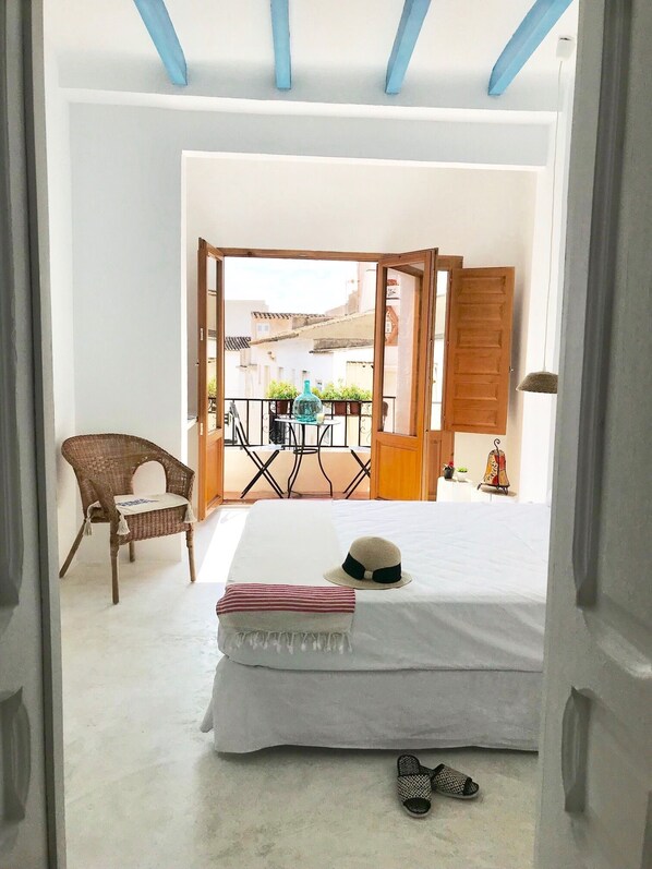 2 bedrooms, desk, iron/ironing board, travel crib - Altea Old Town, close to the beach and with your own private patio (Altea)