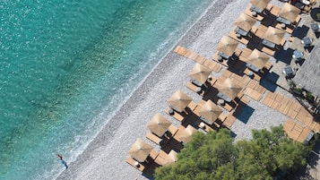 Beach nearby, free beach shuttle, sun-loungers, beach umbrellas