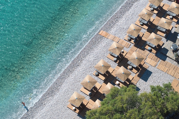 Beach nearby, free beach shuttle, sun loungers, beach umbrellas