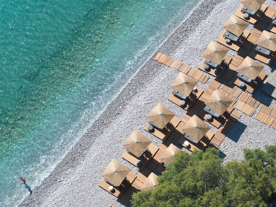 Nær stranden, buss til stranden (inkludert), solsenger og parasoller