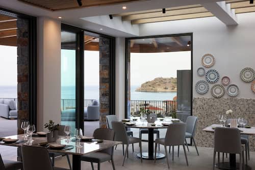 5 restaurants; breakfast, lunch, dinner, and brunch served