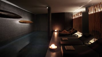 室內游泳池和季節性室外游泳池,開放時間為 10:00 至 18:00,提供泳池遮陽傘和日光浴躺椅
