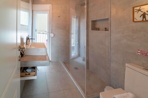 Appartement | Salle de bain | Douche, articles de toilette gratuits, sèche-cheveux