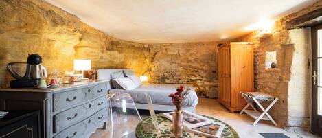Grand Room, Garden View | Free cribs/infant beds, free WiFi, bed sheets