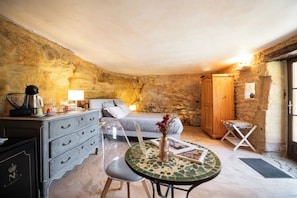 Grand Room, Garden View | Free cots/infant beds, free WiFi, bed sheets - La Suite Troglodyte (Vitrac)