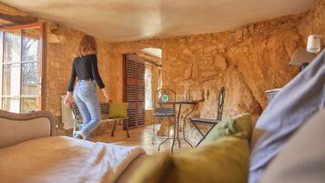 Grand Room | Free cots/infant beds, free WiFi, bed sheets