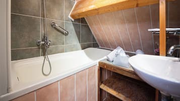 Deluxe Penthouse | Bathroom | Eco-friendly toiletries, hair dryer, towels, soap