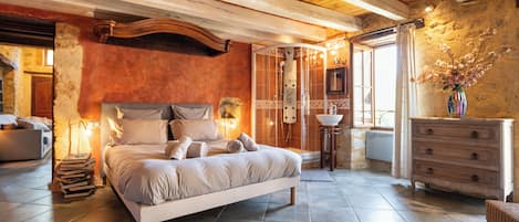 Deluxe penthouse | Luxe beddengoed, bedden met traagschuimmatras, individueel gedecoreerd