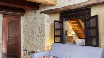 Deluxe Penthouse | Living area | Toys, books