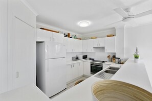 Fridge, microwave, oven, dishwasher - Sunny & spacious, Sunshine Beach (Sunshine Beach)