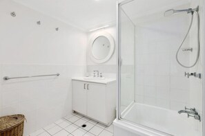 Badewanne, kostenlose Toilettenartikel, Haartrockner, Handtücher