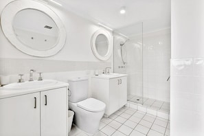 Baignoire, articles de toilette gratuits, sĂšche-cheveux