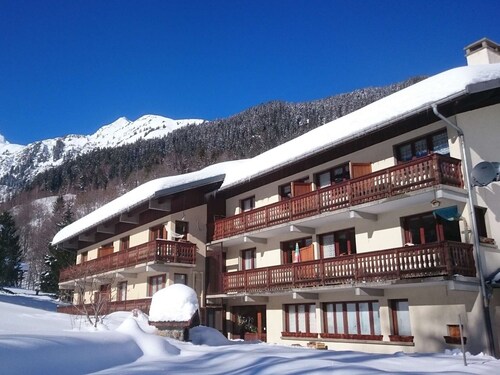 Cozy Duplex for 7 with Balcony, Ski-In/Ski-Out, Hiking Trails, Ideal for Families
