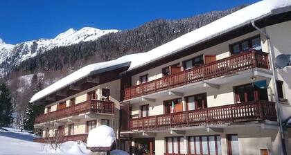 Cozy Duplex for 7 with Balcony, Ski-In/Ski-Out, Hiking Trails, Ideal for Families