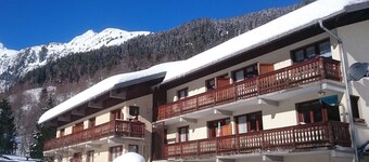Cozy Duplex for 7 with Balcony, Ski-In/Ski-Out, Hiking Trails, Ideal for Families