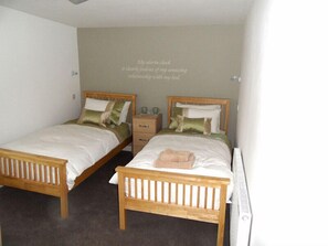 Twin Room | Individually decorated, individually furnished, iron/ironing board - Corner House (Northallerton)