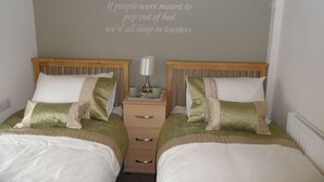 Twin Room | Iron/ironing board (on request), WiFi (free), individually decorated - Corner House (Northallerton)