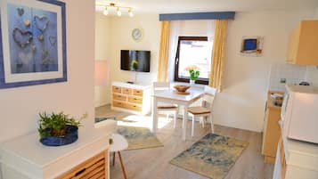 Apartemen Comfort, 1 kamar tidur (Mariandl) | Ruang keluarga | TV layar datar
