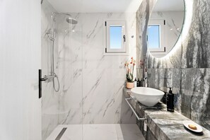 豪華開放式客房 (Luxury Studio) | 浴室 | 淋浴設備、免費盥洗用品、吹風機、拖鞋