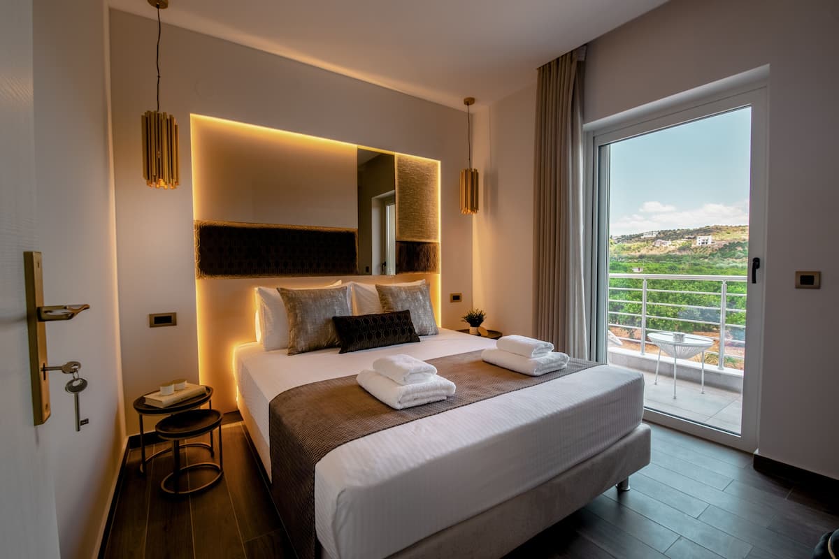 Memory foam beds, in-room safe, desk, laptop workspace