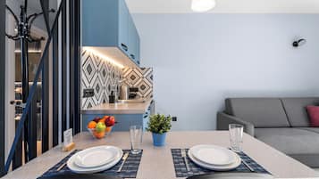 Suite Deluxe (Blue) | Cocina privada | Frigorífico, microondas, cafetera o tetera y hervidor eléctrico